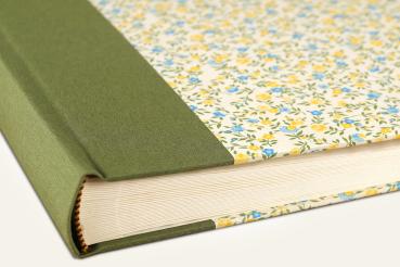 Fotoalbum, Leinenrücken grün, Einbandpapier Blütenmuster klein, Blümchen gelb, hellblau